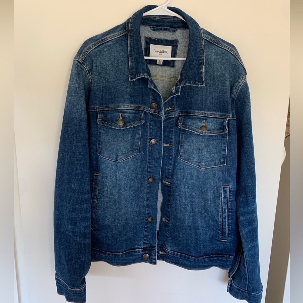 Men’s Medium Wash Denim Trucker Jacket
